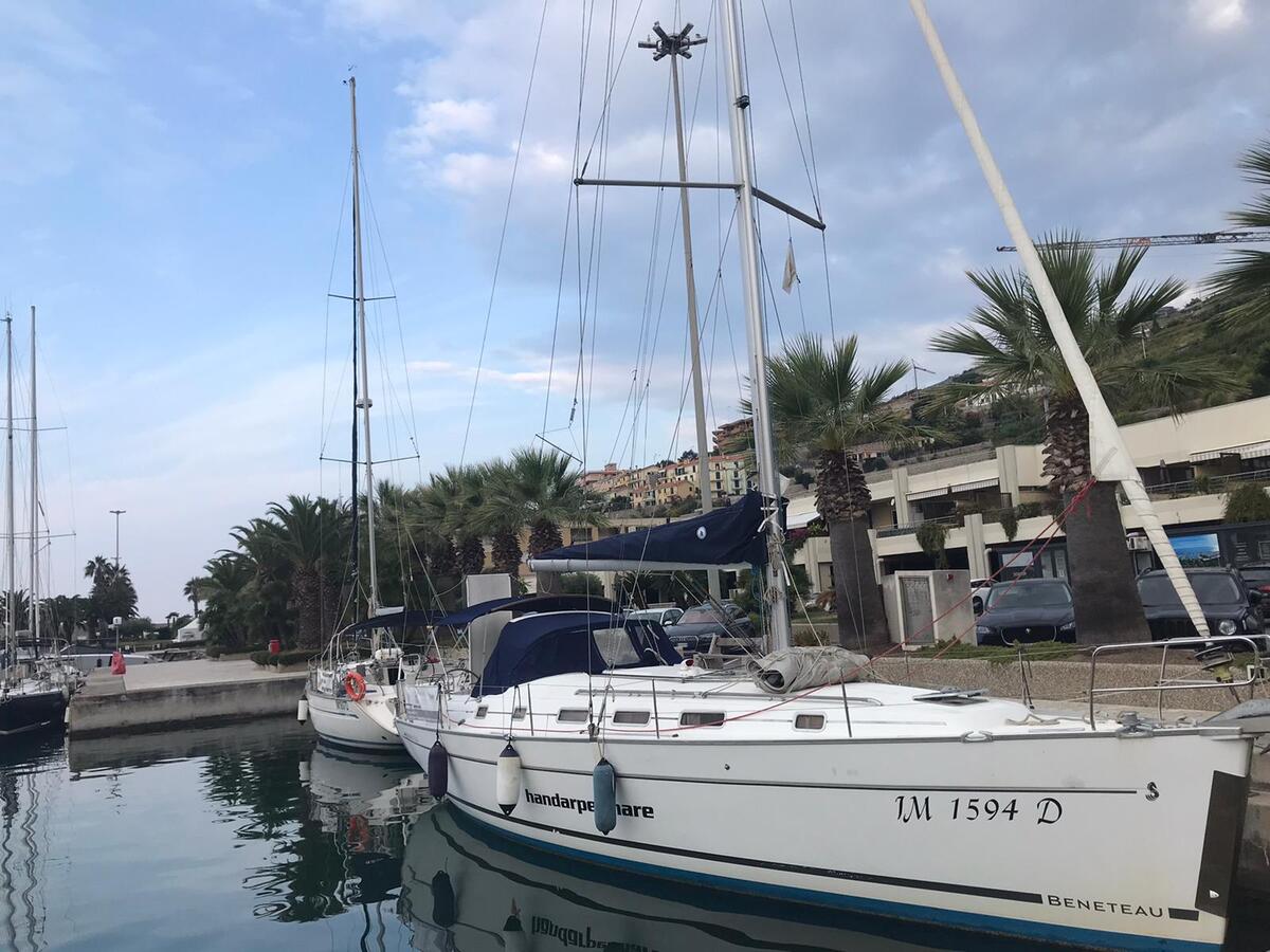barca a vela denominata Estrella de Mar II ormeggiata nel porto