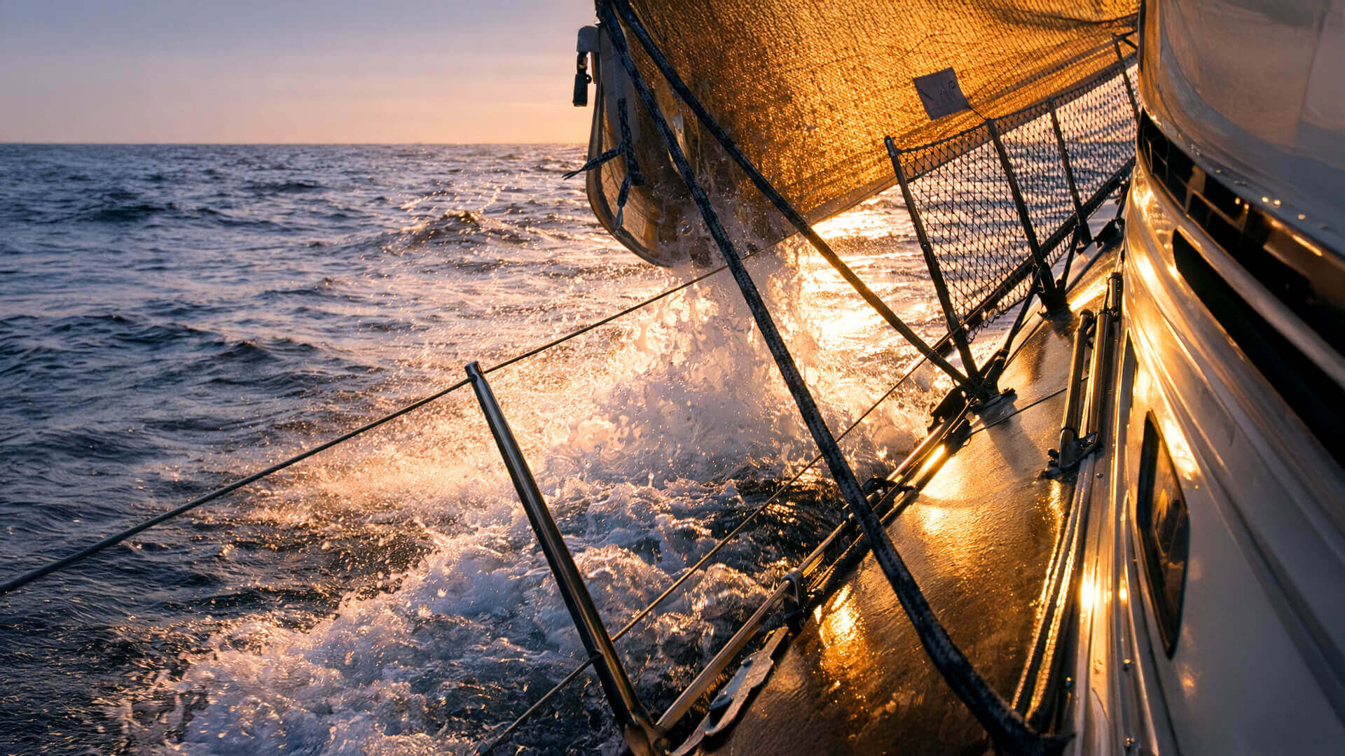 dettaglio barca al tramonto