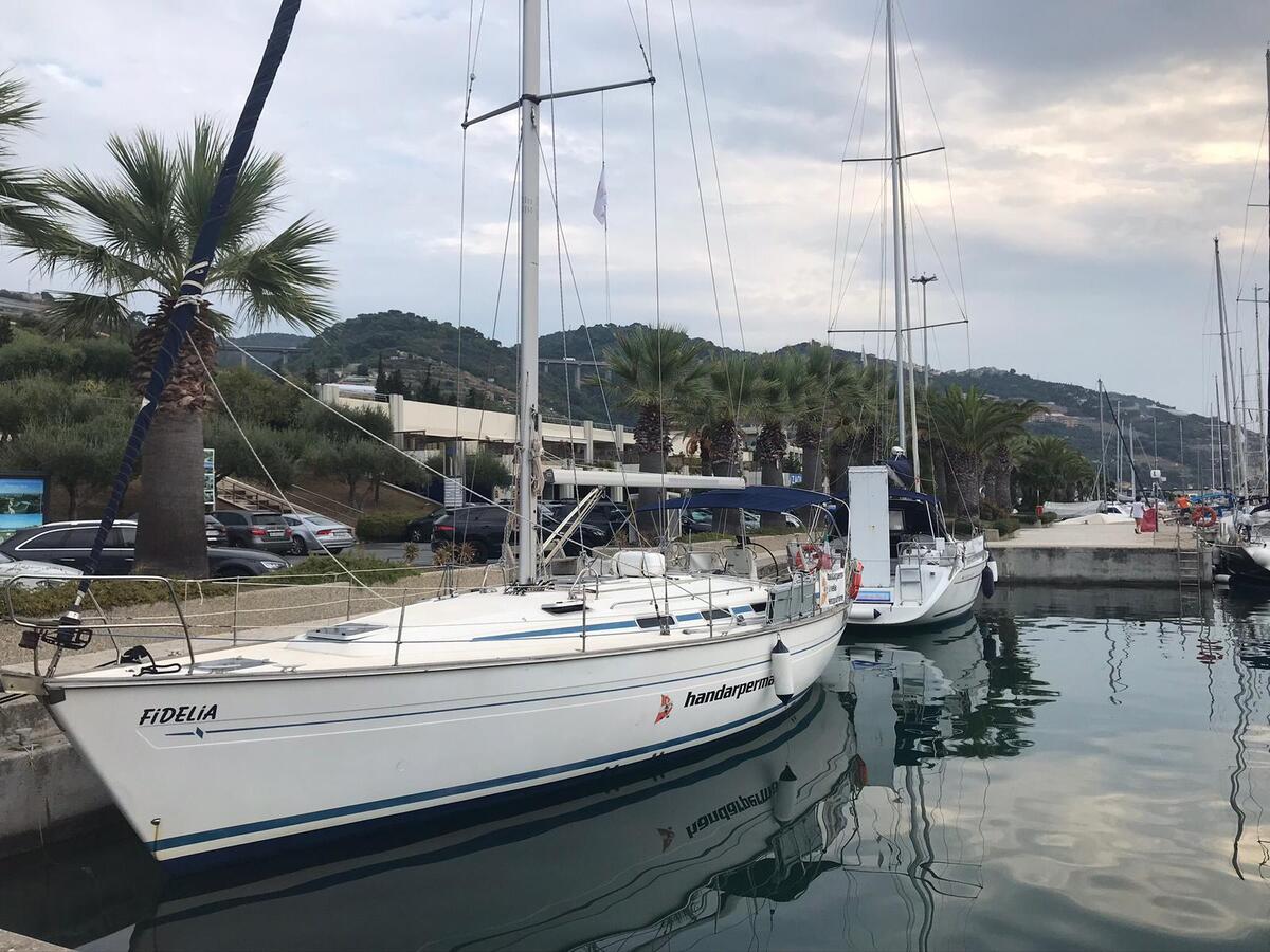 barca a vela denominata Fidelia ormeggiata nel porto