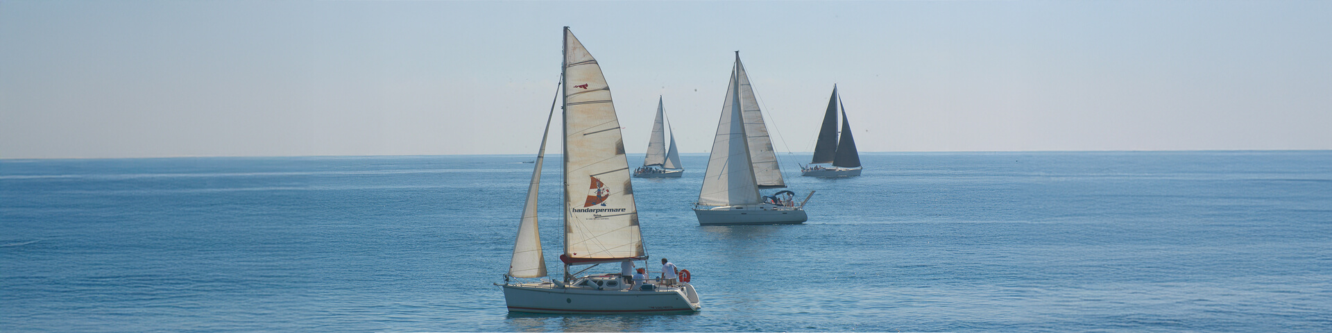 veleggiata con le barche di Handarpermare